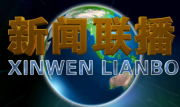 通用电气公司在倒立中沐浴，做一个完整的半身像，抓起一面镜子，露出他的腰